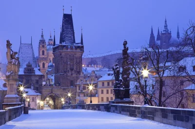 Descubre la magia invernal de praga en un tour privado a pie—pasea por el puente de carlos, la plaza vieja y el barrio judío con un guía local. horarios flexibles y recogida en hotel.