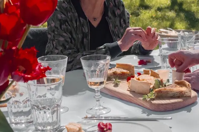Almuerzo y cata de vinos en granja de nueces cerca de Cognac