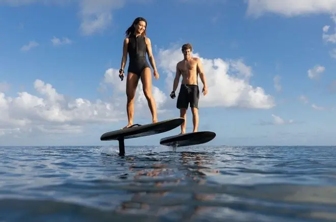 Hydrofoil électrique à Toronto : Surfez au-dessus de l'eau