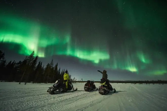 3 heures de motoneige sous les aurores boréales à Levi