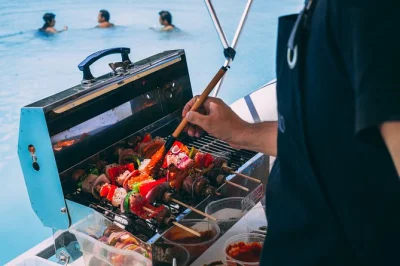 Disfruta un tour privado en barco por bacalar con brochetas a la parrilla, baños en lagunas tranquilas y bebidas frías. incluye almuerzo bbq, cervezas y guía local amable.