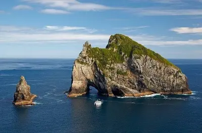 Bay of Islands cruise from Auckland: Hole in the Rock