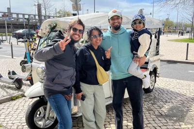 Scopri lisbona in tuk-tuk privato tra i quartieri più antichi, visita alfama, il pantheon nazionale e goditi viste panoramiche uniche. prenota ora con servizio foto incluso.