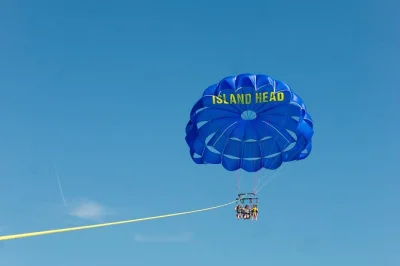 Erlebe parasailing über hilton head, entdecke delfine im calibogue sound und genieße den blick auf den harbour town leuchtturm. inklusive ausrüstung und erfahrenen guides.