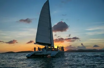 Velejada ao pôr do sol no Frenchman's Reef: Catamarã com open bar