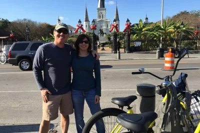 Scopri new orleans in bici con un tour guidato in piccolo gruppo: attraversa il french quarter, visita il cimitero st. louis no. 3 e immergiti nella storia della musica locale. bike e acqua inclusi.