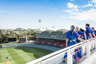 Sinta a emoção de escalar o telhado do adelaide oval com guia local, aproveitando vistas incríveis da cidade, foto em grupo e todo o equipamento de segurança. várias opções de horário.