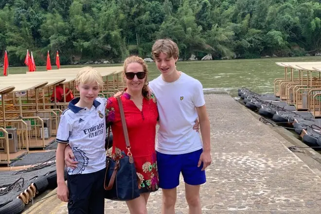 Rafting no rio Li saindo de Guilin: Barco de bambu e Xianggong Hill