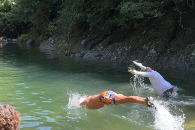 Descubre la tranquilidad de las cascadas don chencho en una excursión en grupo pequeño desde san juan, con senderos en el bosque, piscina natural, parada en panadería y almuerzo típico incluido.