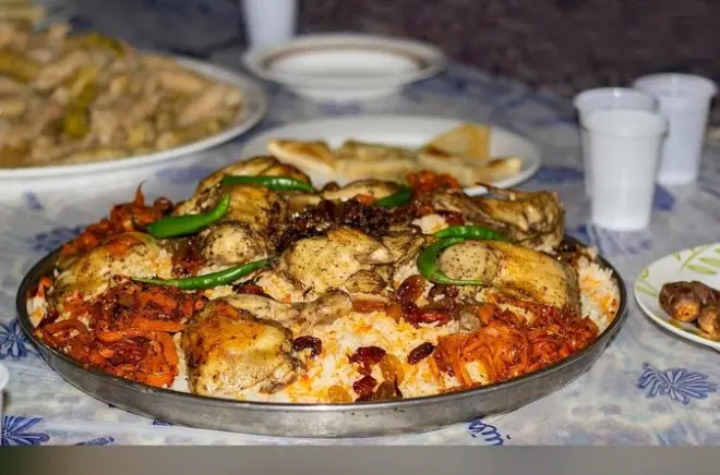 Saudi-Arabien Tour ab Bahrain: Heritage Village & Mahlzeit
