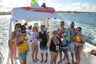 Sinta a brisa do caribe em um passeio privado de catamarã em punta cana, com snorkel em cabeza de toro, banho na piscina natural de bávaro, petiscos e bar aberto. transporte incluso.