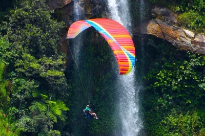 Siente la emoción de volar en parapente sobre las impresionantes cascadas de cocorná cerca de medellín, con transporte privado y parada para almorzar en la cima de la montaña. vuelos según clima 