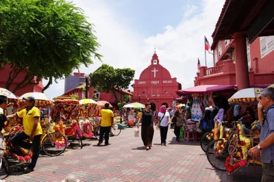 Erlebe malakkas geschichte hautnah bei einem privaten tagesausflug ab kuala lumpur mit hotelabholung, trishaw-fahrt und geführten spaziergängen durch stadthuys und jonker street.