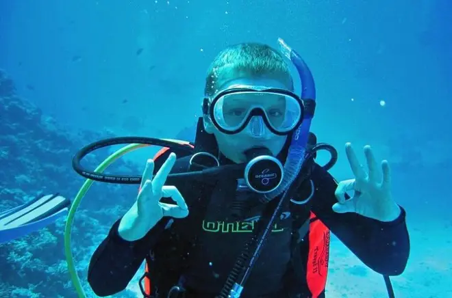Snorkel en Luxor: Mar Rojo desde Luxor en barco con fondo de cristal