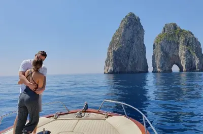 Schnorcheln in Capri ab Sorrent: Faraglioni-Felsen und Meereshöhlen