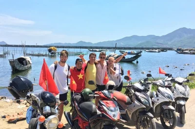 Vivi il viaggio in moto da hue a hoi an attraversando il passo hai van, con soste alla laguna di tam giang, alle sorgenti elephant e alla montagna di marmo. trasferimento bagagli incluso.