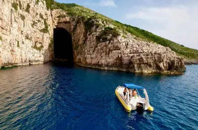 Tour de barco privado em Vlore: Caverna Haxhi Ali e praia Karaburun