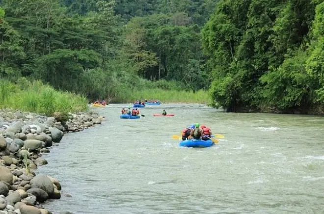 Rafting no rio Savegre com corredeiras classe II-III em Manuel Antonio