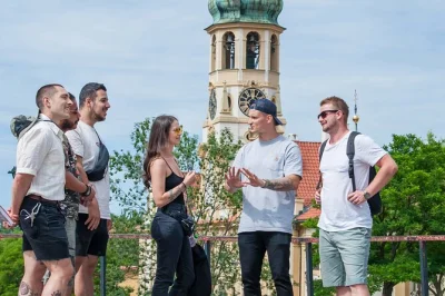 Descubre el barrio del castillo de praga con un toque local: calles poco conocidas, comida checa, cerveza de monasterio y las historias de jakub u ondra. grupo pequeño, incluye bebidas y comida.