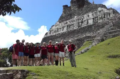 Xunantunich ab Belize City: Besteigung des Tempels El Castillo
