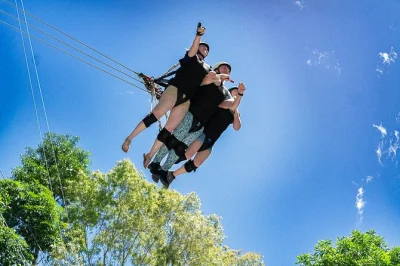 Sinta a adrenalina no giant swing do skypark cairns, voando sobre a floresta tropical com vista para a grande barreira de corais. inclui fotos, vídeos e transporte fácil.