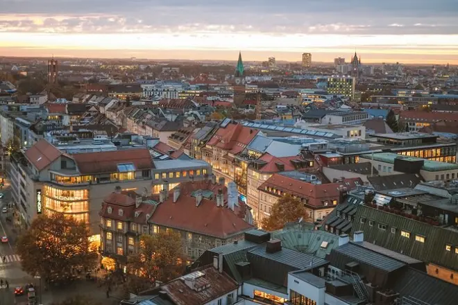 Privater Transfer Passau–München Flughafen, 2 Std. im Sedan