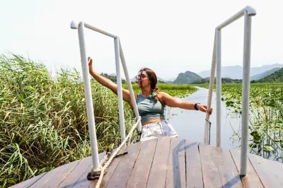 Lago Skadar en barco: Canales estrechos y pueblo Karuč