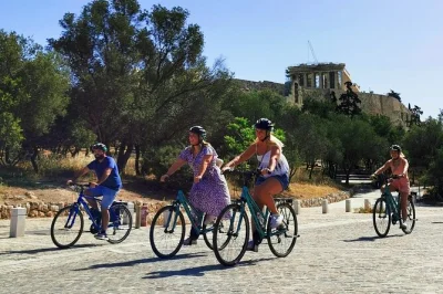 Descubre atenas en bici eléctrica privada, desde las callejuelas de plaka hasta las vistas de la acrópolis. guía local, paradas clave y casco incluidos.