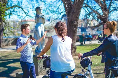Explora la historia de praga durante la ii guerra mundial y el comunismo en bici eléctrica, visita más de 30 lugares clave y disfruta entrada gratis al museo del comunismo. reserva ya con guía expe