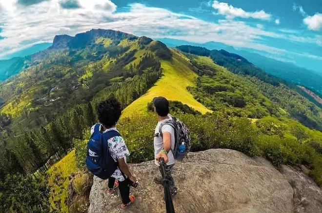 Hanthana Mountain trekking tour from Kandy: Private guide hike