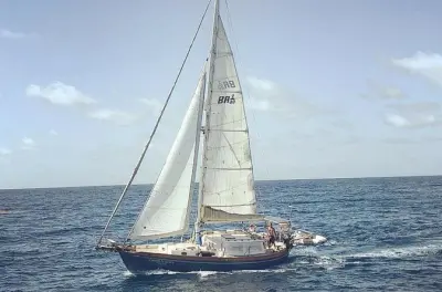 Vela particular em St Thomas: Cosmos Mariner de 12 metros