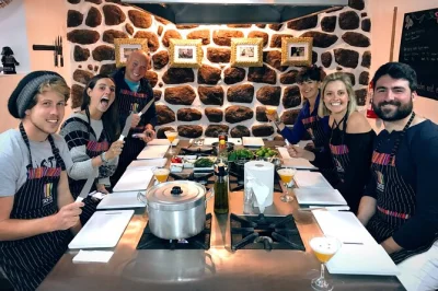 Erlebe cuscos san pedro markt mit einem lokalen koch, probiere exotische früchte und koche klassische peruanische gerichte in einer kolonialen küche. alle zutaten und getränke inklusive.