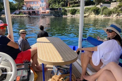 Descubre la costa azul en un barco solar silencioso desde nice y mónaco, con un capitán local. grupo privado, opciones de recogida y diseño ecológico premiado.