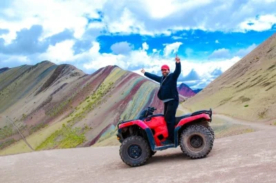 Erlebe die farben von vinicunca bei einer atv-tour ab cusco mit lokalem guide, hotelabholung und mahlzeiten. ein einzigartiger weg, die 5.000 meter zu erreichen.