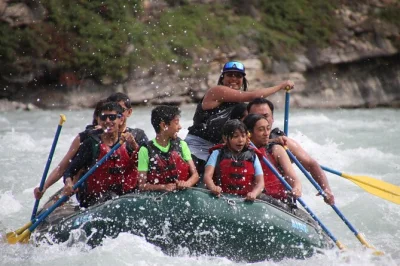 Jasper, athabasca falls: vivi l’emozione del rafting con guida, attrezzatura inclusa, pickup e commento dal vivo mentre affronti i rapidi del canyon.