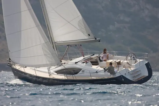 Vela de lujo desde Lymington: Champán, comida y baño en el Solent