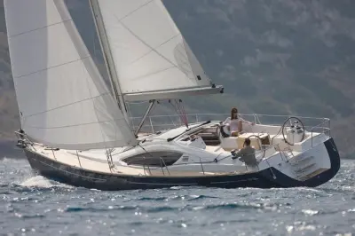 Vela de lujo desde Lymington: Champán, comida y baño en el Solent