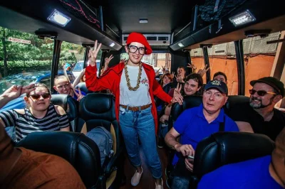 Descubre las historias del hip hop en harlem y el bronx, visita el apollo theater y disfruta con un guía gran maestro. incluye transporte en coach y entretenimiento en vivo. reserva ya.