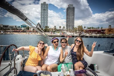 Scopri barcellona dal mare con un tour in yacht privato: drink, snack e un equipaggio locale accogliente, con partenza da port olímpic.