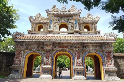 Descubre hue en un día: visita la ciudadela, las tumbas antiguas, la pagoda thien mu y el mercado dong ba. incluye almuerzo local y paseo en barco por el río perfume.
