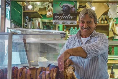 Saia de roma para um dia em frascati com degustação de vinhos em adegas antigas, passeio pelas vinhas e almoço com pratos típicos. inclui transporte de trem.