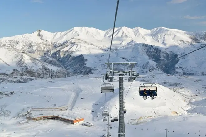 Shahdag ab Baku: Skigebiet und Teppichweberei