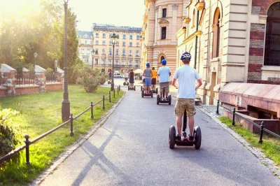Disfruta la música en la plaza mayor de cracovia, recorre el castillo de wawel en segway con un guía local y haz paradas para fotos—incluye entrenamiento y equipo de seguridad.