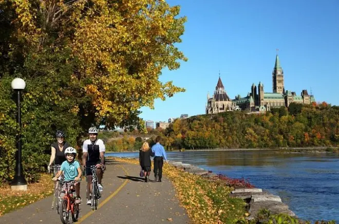 Balade à vélo autonome le long du canal Rideau à Ottawa