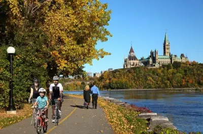 Balade à vélo autonome le long du canal Rideau à Ottawa