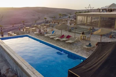 Erlebe die agafay wüste bei marrakesch – schwimme im pool, reite kamele und quads, genieße ein berber-essen im zelt. inkl. abholung, poolzugang und lokalem dinner oder lunch.