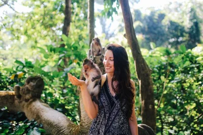 Scopri l’anima di bali con un tour privato da ubud: templi, risaie, bagno alla cascata e pranzo locale. include pick-up in hotel e guida in inglese.