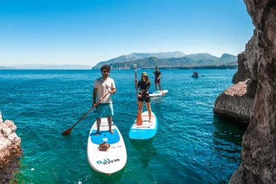 Disfruta de un tour en paddle surf en grupo pequeño por la costa de sorrento hasta bagni regina giovanna, con instructores certificados, todo el equipo incluido y relatos locales.