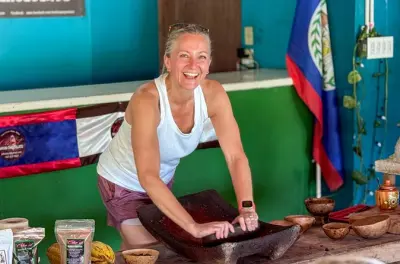 Tour de produção de chocolate maia em Hopkins: Moa cacau à mão