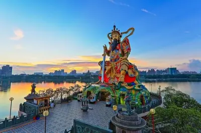 Kaohsiung Day Tour: Fo Guang Shan, Pier-2 Art, Xizhiwan Sunset